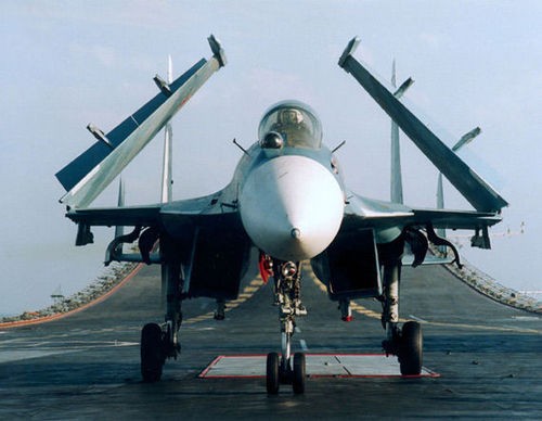 Máy bay chiến đấu trang bị cho tàu sân bay J-15 có thể gấp cánh khi đậu trên tàu sân bay, tiết kiệm được diện tích đường băng (ảnh minh hoạ từ tàu sân bay Nga)
